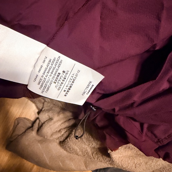 Arc'teryx Women's maroon rain Jacket - Picture 7 of 7